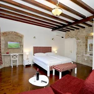 https://palace-central-square.hotels-in-trogir.com